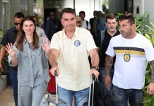 Ação Popular pede suspensão de salário do senador Flávio Bolsonaro