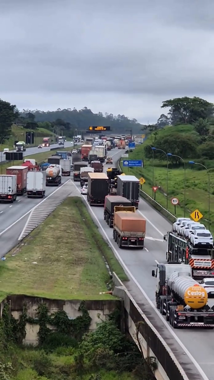 acidente-com-caminhao-no-km-58-do-rodoanel-gera-transito-lento-ate-km-71-1793373199