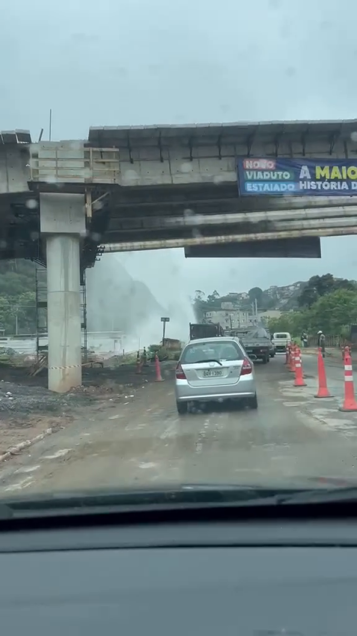 adutora-estoura-em-ribeirao-pires-e-causa-transtornos-no-transito-da-avenida-santo-andre-1791297530