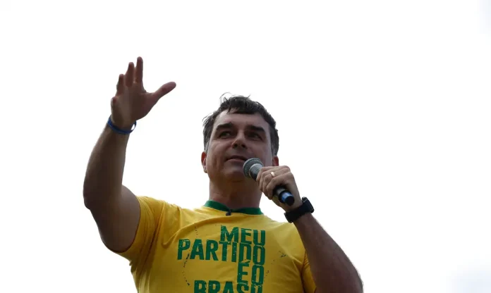 aliado-de-trump-diz-que-flavio-bolsonaro-chegou-aos-eua-1793131204