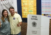 Ao votar no Rio de Janeiro, Flávio diz que representa a mudança