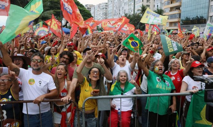ato-em-apoio-a-democracia-e-a-lula-reune-milhares-em-copacabana-1792375203
