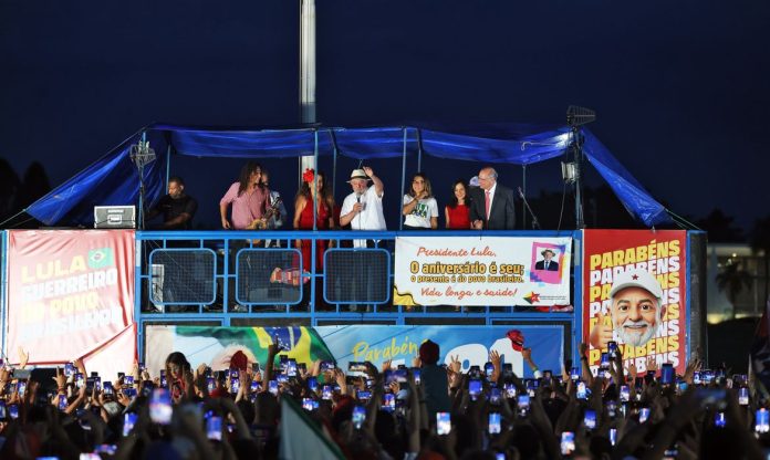 ato-vergonhoso-diz-lula-sobre-fuga-de-flavio-bolsonaro-1793142004