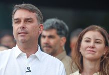 Avião com Flávio Bolsonaro e família segue para Miami