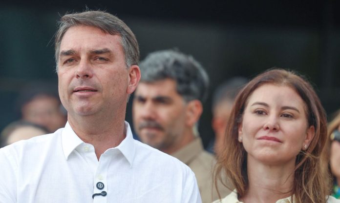 aviao-com-flavio-bolsonaro-e-familia-segue-para-miami-1793192408