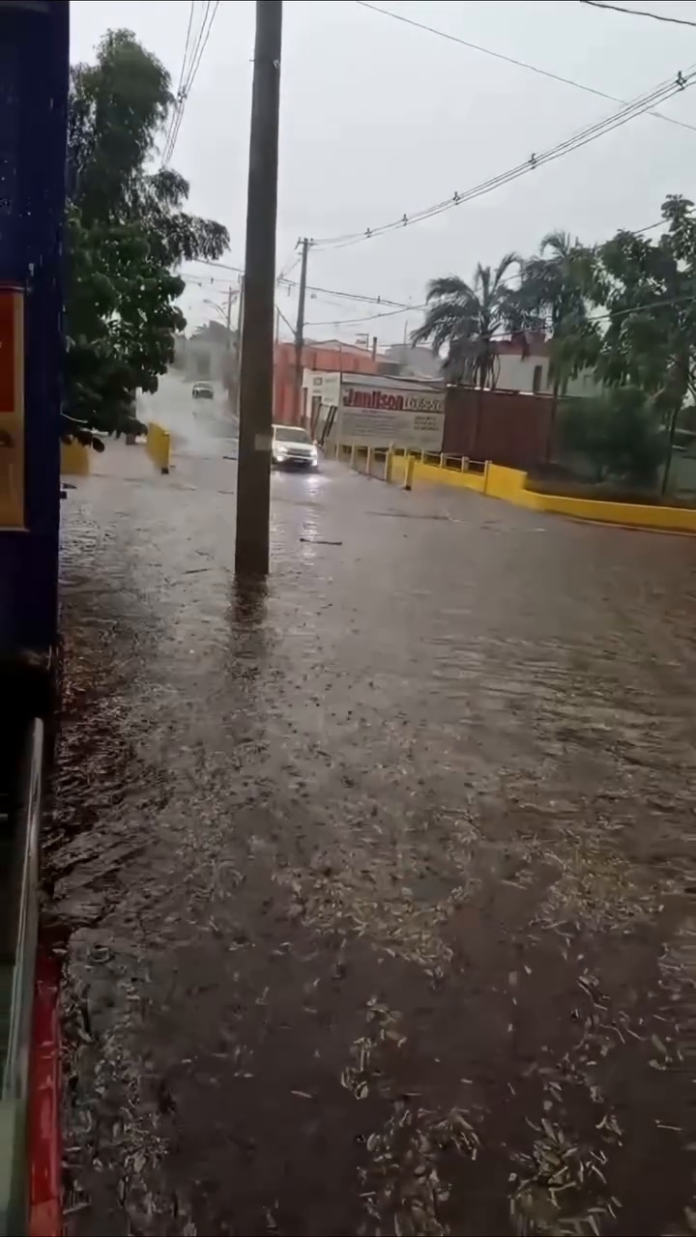 chuva-forte-causa-alagamentos-e-queda-de-granizo-em-serrana-na-cohab-1792675740