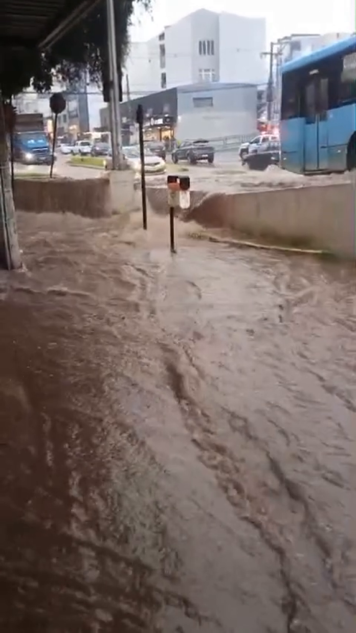 chuva-intensa-provoca-alagamentos-na-praca-getulio-vargas-em-conselheiro-lafaiete-1793406113