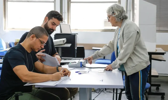 confira-horario-de-votacao-neste-domingo-segundo-turno-das-eleicoes-1792926012