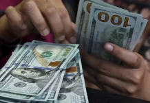 Dólar fecha abaixo de R$ 5 e recua 1,58% na semana