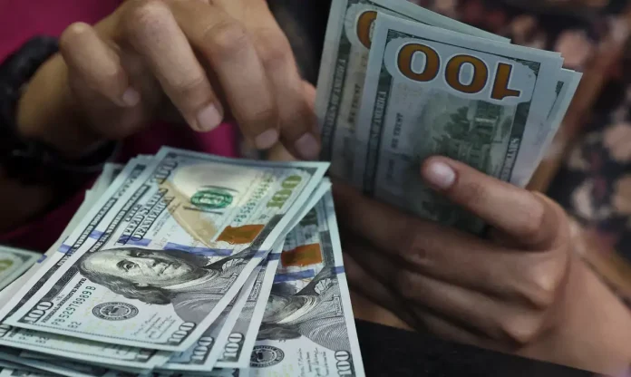 dolar-fecha-abaixo-de-r-5-e-recua-158-na-semana-1792796410