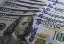 Dólar sobe 0,76% e fecha a R$ 5,39 em dia de cautela