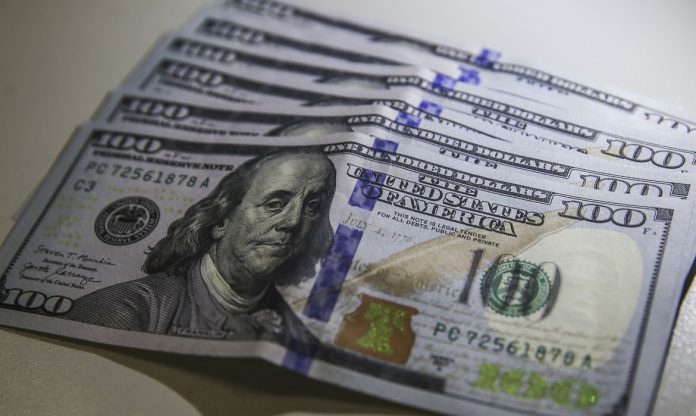 dolar-volta-a-r-5-com-ambiente-externo-e-ajuste-pos-eleitoral-1791414010