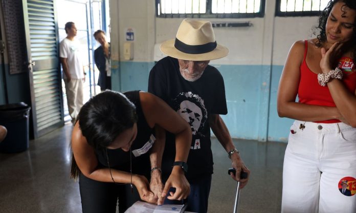 eleitores-de-todas-as-idades-vao-as-urnas-pelo-futuro-do-pais-1792954809