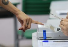 Eleitores vão cedo aos locais de votação no Rio, mesmo com chuva