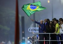 Em festa da vitória, Lula pede que público cante Hino da Independência