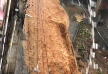Enxurrada de lama invade Rua 9 de Julho em Manhuaçu após forte chuva