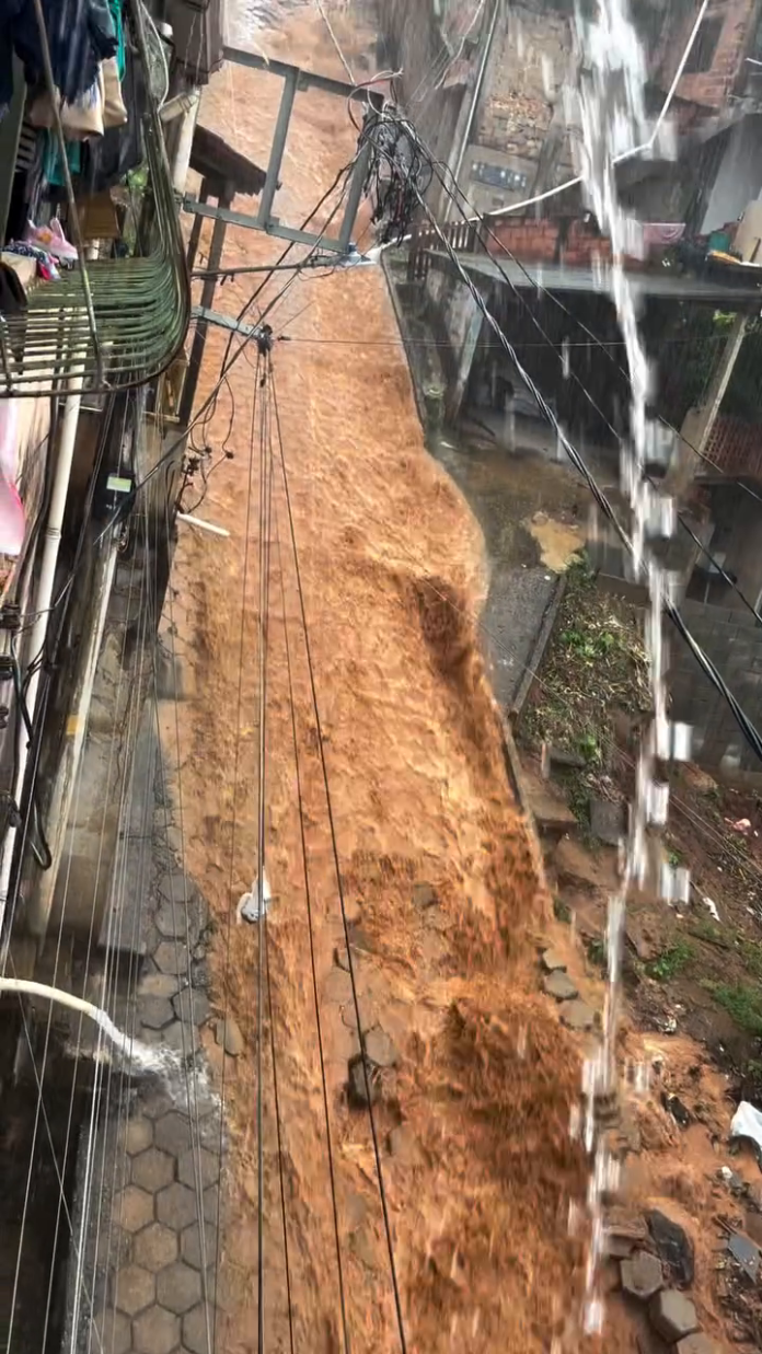 enxurrada-de-lama-invade-rua-9-de-julho-em-manhuacu-apos-forte-chuva-1792776463