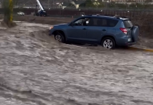 Enxurrada no México transforma avenida em rio e arrasta carros