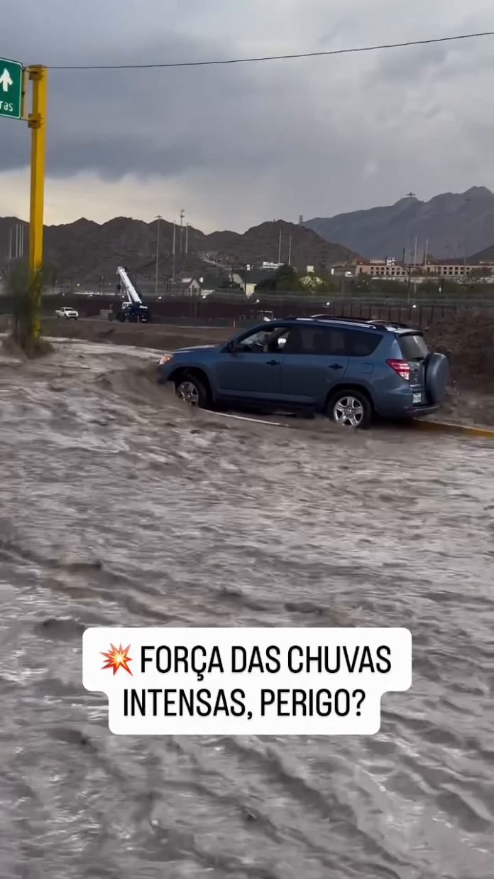 enxurrada-no-mexico-transforma-avenida-em-rio-e-arrasta-carros-1793475933