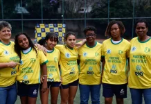 Ex-jogadoras da seleção de futebol incentivam alunas em escolas do Rio