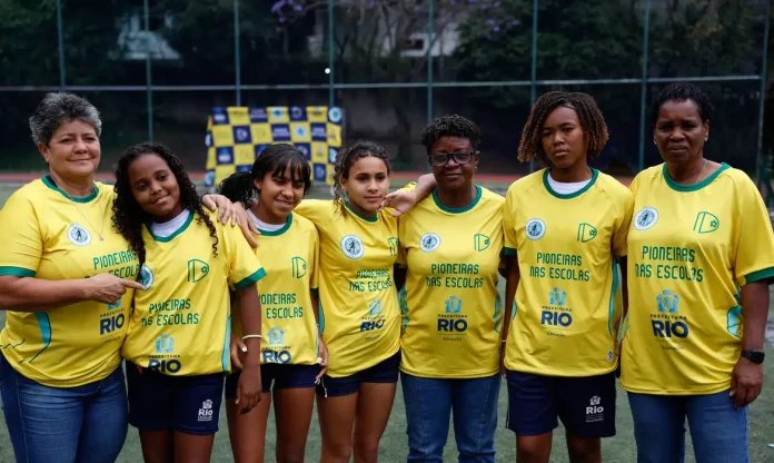 ex-jogadoras-da-selecao-de-futebol-incentivam-alunas-em-escolas-do-rio-1792854008