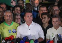 Flávio Bolsonaro cruza fronteira argentina e segue para o Equador