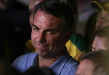 Fuga e carta golpista ampliam isolamento de Flávio Bolsonaro