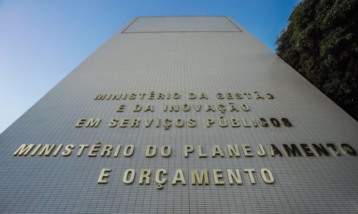 governo-libera-r-52-bilhoes-para-reforcar-assistencia-social-e-saude-1793192410
