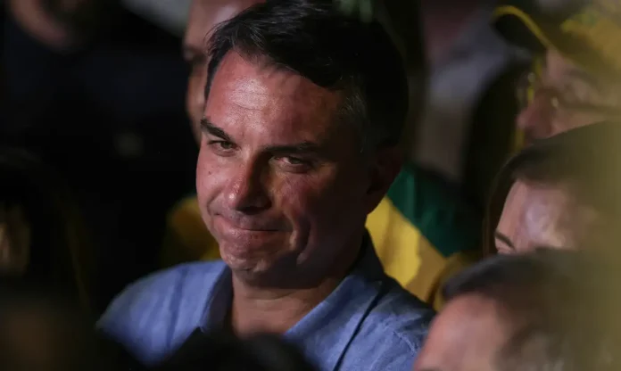 imprensa-internacional-repercute-fuga-de-flavio-bolsonaro-do-brasil-1793138405