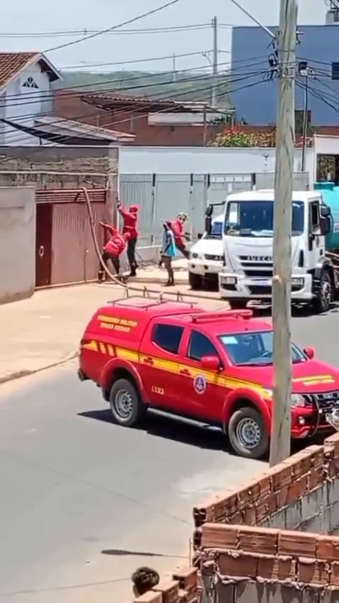 incendio-destroi-4-veiculos-em-rio-pardo-de-minas-bombeiros-controlam-rapido-1792423997
