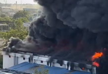 Incêndio destrói fábrica na zona industrial de Ahmedabad, Índia
