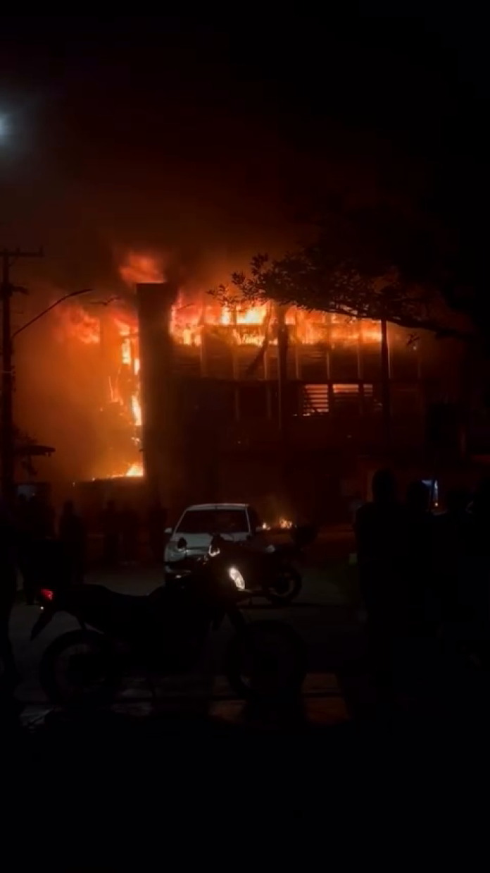 incendio-destroi-predio-historico-da-ufpe-e-mobiliza-equipes-de-emergencia-1791430433