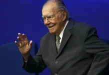 José Sarney recebe alta hospitalar após nove dias de internação