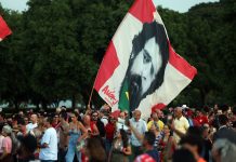 Lula e eleitores idosos se emocionam em “festa de aniversário”