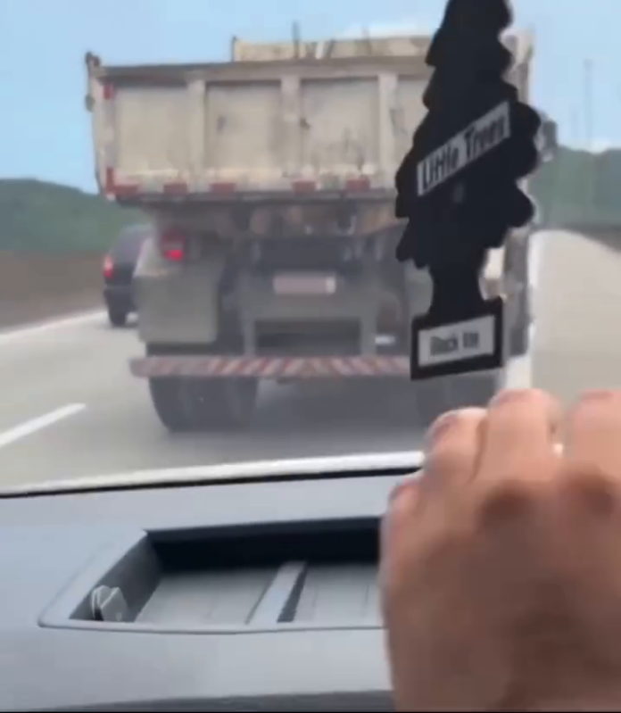 menor-quase-atropelado-ao-segurar-em-caminhao-em-sao-vicente-alerta-de-perigo-1793121822