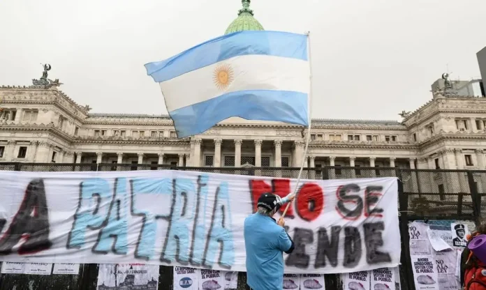 milei-lanca-plano-para-demitir-21-mil-servidores-na-argentina-1792526412