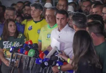 Moraes manda Flávio entregar passaporte e o proíbe de deixar o país