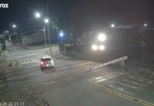 Motorista desrespeita cancela e quase é atingido por trem em Pindorama