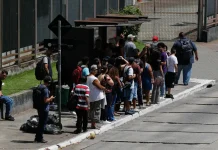 Motoristas de ônibus fazem paralisação na zona sul de São Paulo