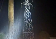 Mulher é resgatada em segurança após escalar torre na Avenida Descalvado