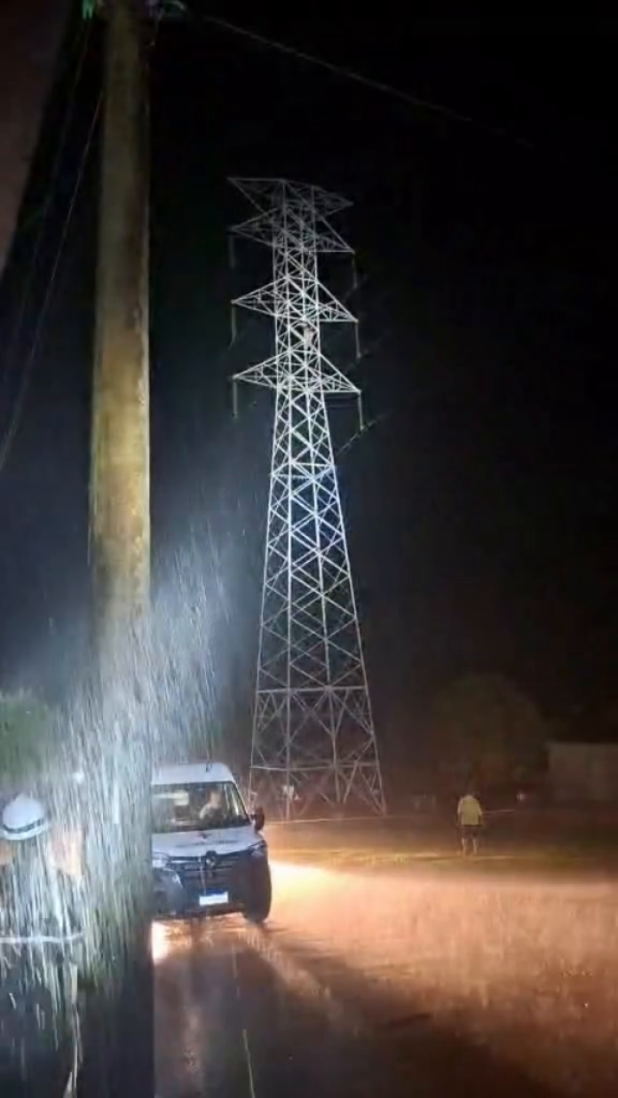 mulher-e-resgatada-em-seguranca-apos-escalar-torre-na-avenida-descalvado-1792148058