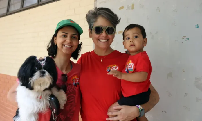 pais-levam-filhos-a-secoes-eleitorais-para-ensinar-democracia-1792969208