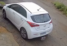 Reflexo rápido evita acidente entre caminhões em curva escorregadia na estrada