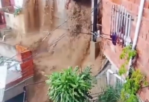Tempestade em Caracas destrói residência no bairro El Amparo em Catia