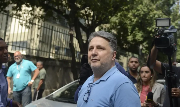 tse-anula-votos-de-garotinho-e-ruas-vence-governo-do-rio-no-1o-turno-1791478814